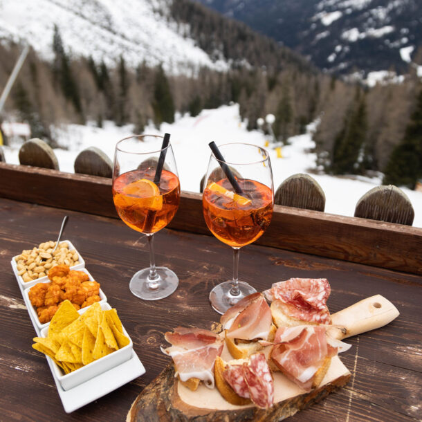 Tagliere di salumi e spritz aperitivo Baita Colverde San Martino di Castrozza
